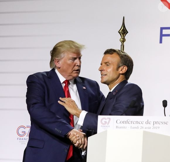 "Quand Donald Trump a voulu annoncer qu'il venait à Paris, il a appelé le président (Emmanuel) Macron pour dire : 'Je viens et je serai assis à côté de toi", a confié le chroniqueur d'Anne-Elisabeth Lemoine. 

Conférence de presse commune du président Emmanuel Macron et du président Donald Trump lors du sommet du G7 à Biarritz le 26 août 2019.

© Dominique Jacovides / Bestimage