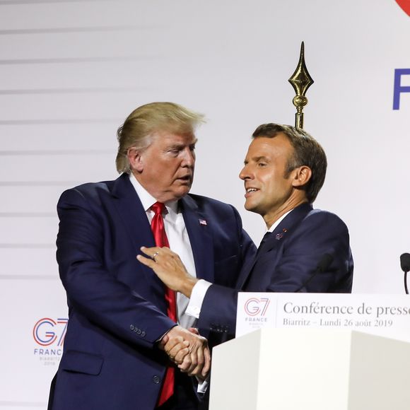 "Quand Donald Trump a voulu annoncer qu'il venait à Paris, il a appelé le président (Emmanuel) Macron pour dire : 'Je viens et je serai assis à côté de toi", a confié le chroniqueur d'Anne-Elisabeth Lemoine. 

Conférence de presse commune du président Emmanuel Macron et du président Donald Trump lors du sommet du G7 à Biarritz le 26 août 2019.

© Dominique Jacovides / Bestimage