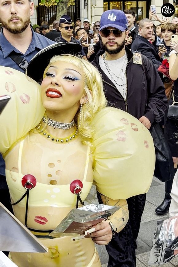 Les fans se sont bousculés pour apercevoir la chanteuse Doja Cat à la sortie de l'événement Sephora x MAC Cosmetics sur les Champs-Élysées à Paris, le 8 juin 2026. 

© Léa Vieillot/Bestimage