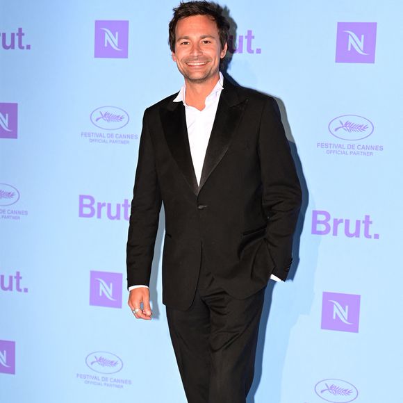 Que les fans se rassurent, ce départ ne semble cacher aucune brouille en coulisses. Bertrand Chameroy, qui est toujours l'un des piliers du talk-show C à vous (France 5) aux côtés d'Anne-Elisabeth Lemoine, part le cœur léger. 

Bertrand Chameroy au photocall de la soirée Nespresso x Brut sur la Croisette le jeudi 14 mai 2026, lors du 79ème Festival International du Film de Cannes. © Romain Doucelin / Bestimage