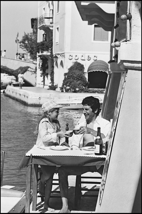 Dans un communiqué envoyé à la presse, deux jours après le drame, les proches déclaraient : "La famille confirme l'incendie de la propriété appartenant à Anne Bécaud, fille aînée du chanteur et de sa première épouse Monique Nicolas"

Gilbert Bécaud et sa fille Anne sur le Port Grimaud © Daniel Angeli Bestimage