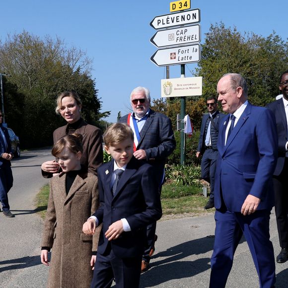 Sur les terres des ancêtres des Grimaldi
Hervé Van Praag, maire de Plévenon, Le prince Albert II de Monaco, La princesse Charlène de Monaco, Le prince Jacques de Monaco, marquis des Baux, La princesse Gabriella de Monaco, comtesse de Carladès lors d'une visite à Plévenon, Côtes-d'Armor le 9 avril 2025.

© Dominique Jacovides / Bestimage