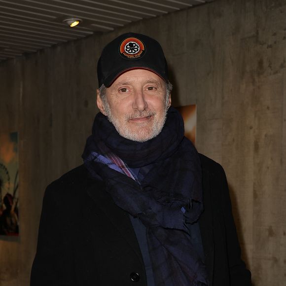 Sa première fille, Emma, est née de son union avec Gaëlle Royer, Louis de sa relation avec Agnès Léglise, et Jules avec Daphné Roulier.

Antoine de Caunes - Soirée Neoverse "Nescafé Dolce Gusto" au Dôme de l'Espace Niemeyer à Paris les 25 et 26 novembre 2025. © Coadic Guirec/Bestimage