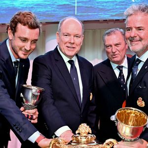 Pierre Casiraghi, le vice-président du Y.C.M., le prince Albert II de Monaco, le prince Charles de Bourbon des Deux Siciles et Peter Harrison, le coéquipier de Pierre Casiraghi, durant la cérémonie d'intronisation des nouveaux membres du Yacht Club de Monaco ainsi que la remise des YCM Awards-Trophée Credit Suisse 2025, présidé par le prince Albert II de Monaco, le 16 décembre 2025, au Yacht Club de Monaco. Le titre de "régatier du Y.C.M. de l'année 2025" a été remporté par Pierre Casiraghi. Ce sont les membres du Club qui ont voté et choisi entre plusieurs régatiers. © Bruno Bebert / Bestimage