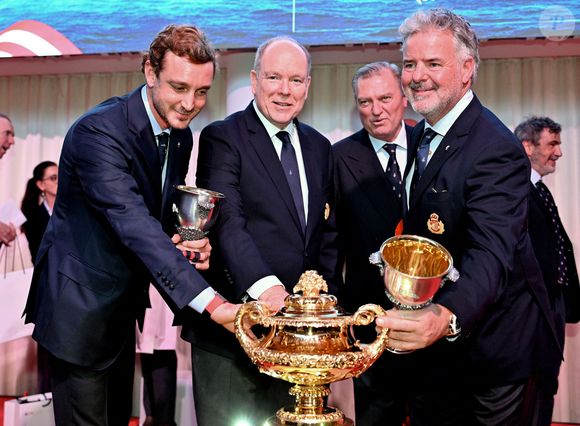 Pierre Casiraghi, le vice-président du Y.C.M., le prince Albert II de Monaco, le prince Charles de Bourbon des Deux Siciles et Peter Harrison, le coéquipier de Pierre Casiraghi, durant la cérémonie d'intronisation des nouveaux membres du Yacht Club de Monaco ainsi que la remise des YCM Awards-Trophée Credit Suisse 2025, présidé par le prince Albert II de Monaco, le 16 décembre 2025, au Yacht Club de Monaco. Le titre de "régatier du Y.C.M. de l'année 2025" a été remporté par Pierre Casiraghi. Ce sont les membres du Club qui ont voté et choisi entre plusieurs régatiers. © Bruno Bebert / Bestimage