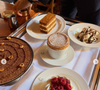 Les images révèlent notamment des plats raffinés, d’impressionnantes pièces feuilletées et un généreux chariot de desserts.

Capture Instagram - Cyril Lignac