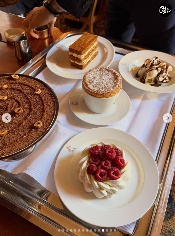 Les images révèlent notamment des plats raffinés, d’impressionnantes pièces feuilletées et un généreux chariot de desserts.

Capture Instagram - Cyril Lignac