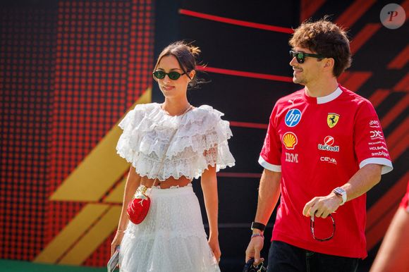 Alexandra, passionnée d’art et influente sur les réseaux, accompagne régulièrement le pilote sur les Grands Prix.

Charles Leclerc de Monaco et de la Scuderia Ferrari HP entre dans le paddock avec sa petite amie Alexandra Saint Mleux avant les essais libres 1 du Grand Prix de Mexico de Formule 1 à l'Autódromo Hermanos Rodríguez le 24 octobre 2025 à Mexico, Mexique. Photo par Ben Adams/SPUS/ABACAPRESS.COM