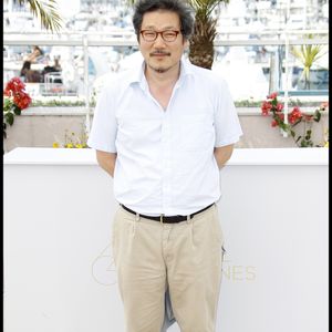 HONG SANGSOO 64EME FESTIVAL DE CANNES 2011 - PHOTOCALL DU FILM THE DAY HE ARRIVES © Guillaume Gaffiot/Bestimage