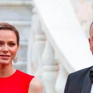 Le prince Albert II de Monaco et la princesse Charlène de Monaco arrivant au dîner d'état en l'honneur de la visite du couple présidentiel français au palais princier de Monaco, le 7 juin 2025. © Claudia Albuquerque/Bestimage