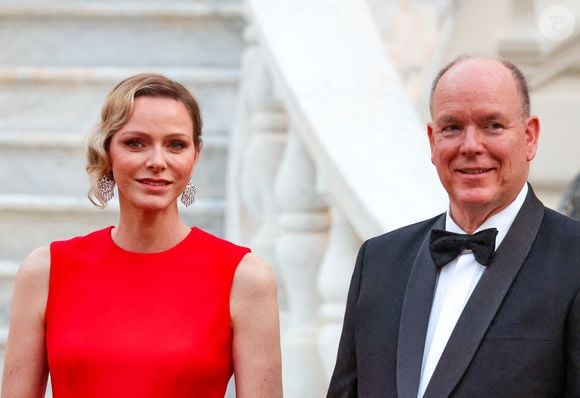 Le prince Albert II de Monaco et la princesse Charlène de Monaco arrivant au dîner d'état en l'honneur de la visite du couple présidentiel français au palais princier de Monaco, le 7 juin 2025. © Claudia Albuquerque/Bestimage