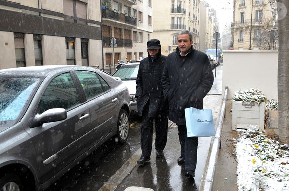 La famille de Rachida Dati, dont son père Mbark Dati, arrive à la maternité de La Muette à Paris, France, le 5 janvier 2009, où la ministre française de la Justice Rachida Dati a donné naissance à une petite fille, le 2 janvier. Sa fille, Zohra, est née 15 jours avant terme par césarienne dans une maternité de Paris. Photo by ABACAPRESS.COM
