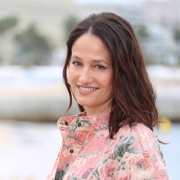 Marie Gillain - Photocall de la série "Ma femme est une espionne" lors du festival Canneseries saison 8 le 27 avril 2025. © Denis Guignebourg / Bestimage