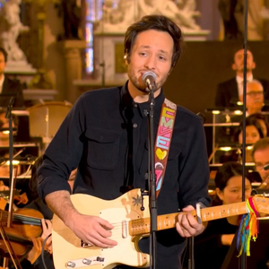 Vianney chante sa version d'"Hallelujah" au coeur de Notre-Dame de Paris pour sa réouverture le 7 décembre 2024.