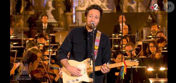 Vianney chante sa version d'"Hallelujah" au coeur de Notre-Dame de Paris pour sa réouverture le 7 décembre 2024.