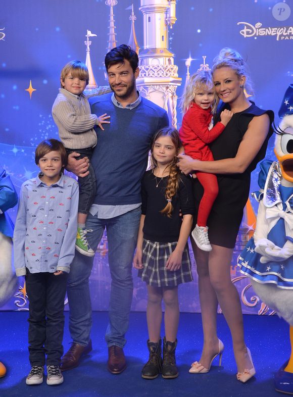 Maman de deux paires de jumeaux, Élodie Gossuin a notamment confié ses difficultés à concilier sa carrière et sa vie de famille. 

Elodie Gossuin, Bertrand Lacherie et leurs 4 enfants Rose Lacherie, Jules Lacherie, Joséphine Lacherie, Léonard Lacherie - 25 ème anniversaire de Disneyland Paris à Marne-La-Vallée le 25 mars 2017.

© Veeren Ramsamy / Bestimage