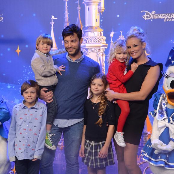 Maman de deux paires de jumeaux, Élodie Gossuin a notamment confié ses difficultés à concilier sa carrière et sa vie de famille. 

Elodie Gossuin, Bertrand Lacherie et leurs 4 enfants Rose Lacherie, Jules Lacherie, Joséphine Lacherie, Léonard Lacherie - 25 ème anniversaire de Disneyland Paris à Marne-La-Vallée le 25 mars 2017.

© Veeren Ramsamy / Bestimage