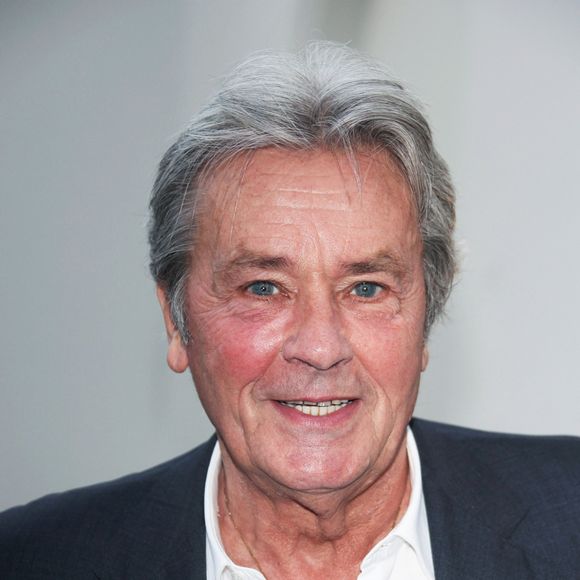 Depuis, son fidèle chien Loubo veille encore et toujours sur sa propriété de Douchy

Alain Delon le 4 mai 2013 à Cannes, France.
Crédit : Agence / Bestimage