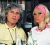 Il s'agit de Lolo Ferrari, chanteuse et actrice morte à l'âge de 37 ans.

Exclusif - Archives - Lolo Ferrari et son mari Eric Vignes à Paris en 1996.