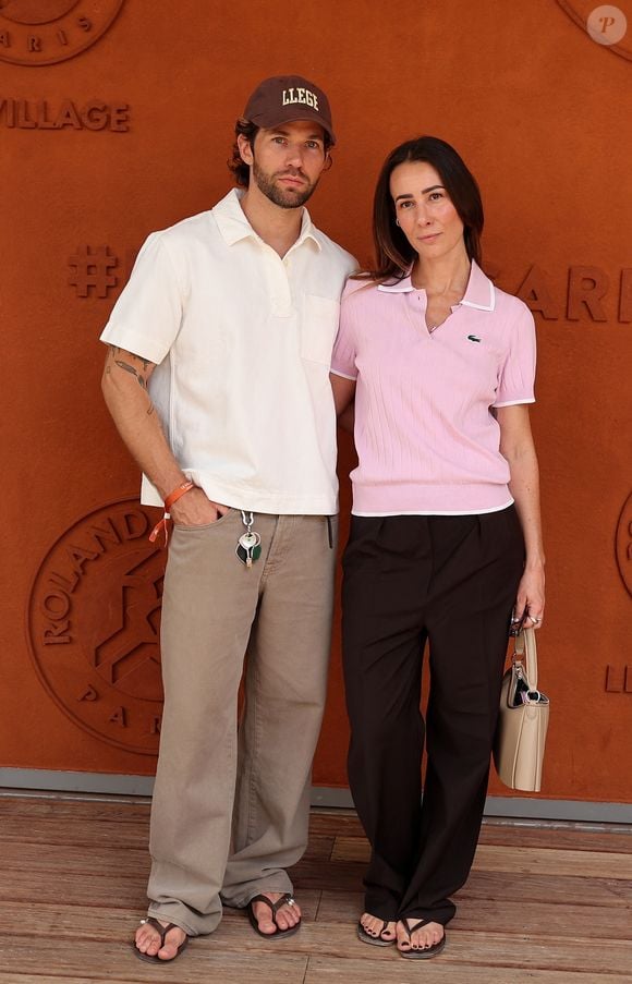 Les allées de la Porte d’Auteuil ont attiré de nombreuses personnalités au photocall.

Js Roques et Alice Barbier au photocall du village lors des Internationaux de France de Tennis de Roland Garros 2026, à Paris, France, le 30 mai 2026. © Dominique Jacovides/Bestimage



Photocall au village lors des Internationaux de France de Tennis de Roland Garros 2026, à Paris, France, le 30 mai 2026.