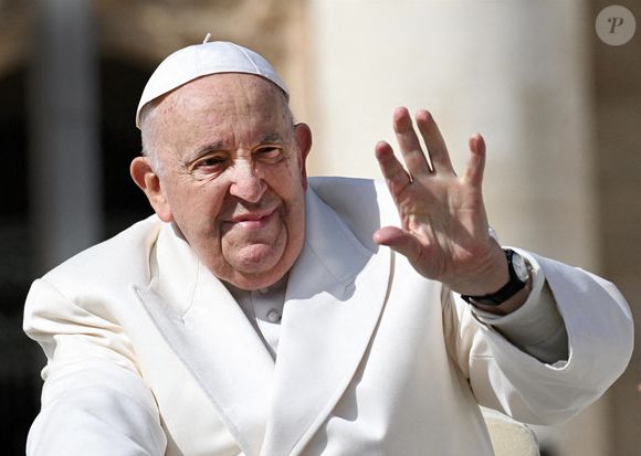 "Avec elle, il rêve de fonder un foyer - il lui dessine meme dans une lettre la maison où ils vivraient, avec son toit rouge et ses murs blancs." 

Jorge Mario Bergoglio, plus connu sous son nom de règne, François, est mort ce lundi 21 avril à 88 ans. Né en 1936 à Buenos Aires en Argentine, Jorge Mario Bergoglio était le premier pape non-européen depuis le VIIIe siècle.

Photo : Backgrid UK/ Bestimage