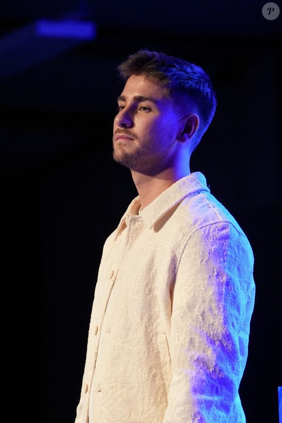 "Pour des raisons de planning liées aux répétitions de Danse avec les stars, le concert de Julien Lieb initialement prévu le jeudi 5 février 2026 au Dôme de Mutzig est reporté au vendredi 2 octobre 2026", lit-on à travers un communiqué officiel.

Julien Lieb au concert solidaire de jazz en mémoire de Nicolas et Gauthier, au profit des associations Phare enfants-parents et Faire face au harcèlement, au Centre de diffusion artistique de Poissy, France, le 5 septembre 2025. © Anne-Sophie Guebey/Bestimage