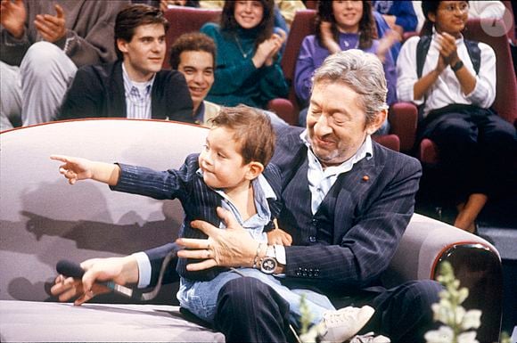 Le fils de Serge Gainsbourg est revenu sur leur rencontre dans les colonnes du magazine "Gala"

Archives - En France, à Paris, Serge Gainsbourg tenant son fils Lulu sur ses genoux en novembre 1988.  © Bernard Leguay via Bestimage