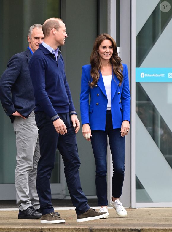 Le prince William, prince de Galles, et Catherine (Kate) Middleton, princesse de Galles, quittent le centre sportif national de Bisham Abbey à Marlow, à l'occasion de la Journée mondiale de la Santé mentale, le 12 octobre 2023. Catherine (Kate) Middleton, princesse de Galles, porte des pansements sur deux doigts de la main droite.