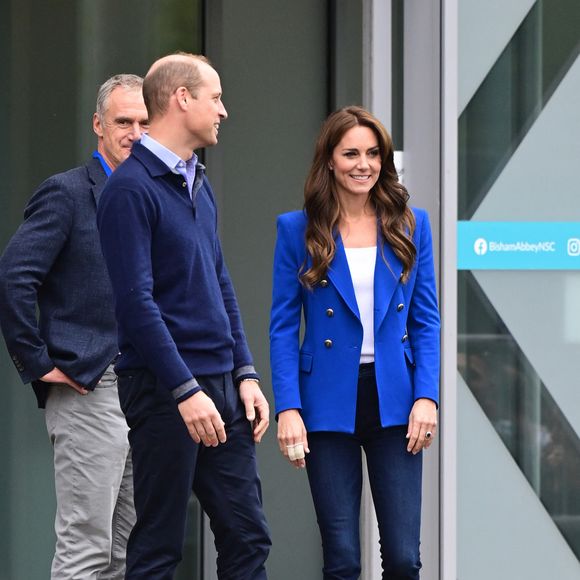 Le prince William, prince de Galles, et Catherine (Kate) Middleton, princesse de Galles, quittent le centre sportif national de Bisham Abbey à Marlow, à l'occasion de la Journée mondiale de la Santé mentale, le 12 octobre 2023. Catherine (Kate) Middleton, princesse de Galles, porte des pansements sur deux doigts de la main droite.