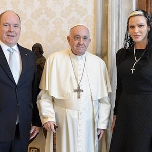 La disparition en question, c'est celle du pape François, décédé lundi à 88 ans

Rétro - Le pape François est décédé à l'âge de 88 ans.
Jorge Mario Bergoglio, plus connu sous son nom de règne, François, est mort ce lundi 21 avril à 88 ans. Né en 1936 à Buenos Aires en Argentine, Jorge Mario Bergoglio était le premier pape non-européen depuis le VIIIe siècle.
Backgrid UK/ Bestimage