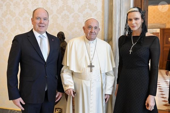 La disparition en question, c'est celle du pape François, décédé lundi à 88 ans

Rétro - Le pape François est décédé à l'âge de 88 ans.
Jorge Mario Bergoglio, plus connu sous son nom de règne, François, est mort ce lundi 21 avril à 88 ans. Né en 1936 à Buenos Aires en Argentine, Jorge Mario Bergoglio était le premier pape non-européen depuis le VIIIe siècle.
Backgrid UK/ Bestimage