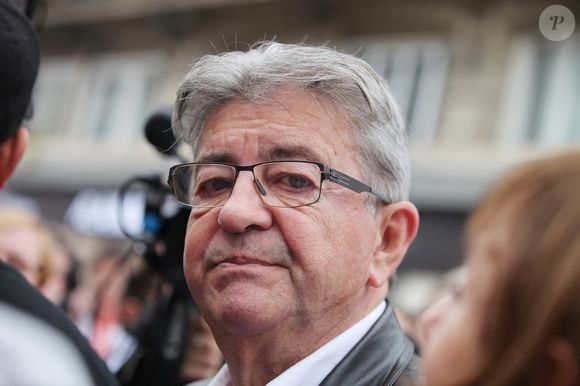 Manifestation contre Michel Barnier nouveau Premier ministre Francais à Paris, France, le 7 septembre 2024. La foule de manifestants haranguée par J.L.Mélenchon a défilé de Bastille à Nation, sous les slogans anti-Macron. © Jonathan Rebboah/Panoramic/bestimage