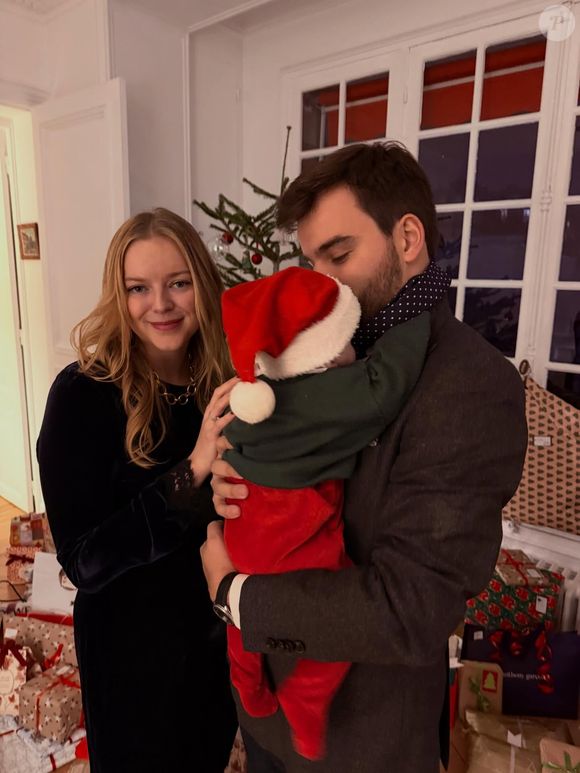 Gauthier Le Bret et sa femme Eloïse avec leur fils Marcel à Noël. Photo partagée sur Instagram le 24 décembre 2025.
