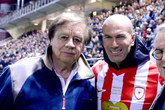 Daniel Lauclair, le journaliste sportif, et Zinedine Zidane durant la première édition du " match des légendes " opposant l'équipe des Légendes, les anciens de Cannes, à l'équipe des Etoiles avec pour capitaine Didier Deschamps, au stade Pierre de Coubertin à Cannes, le 30 octobre 2025. © Bruno Bebert / Dominique Jacovides / Bestimage