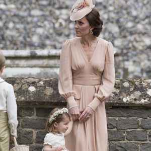 Depuis qu'elle est toute petite, ses tenues sont très souvent accordées à celles de Kate...

Catherine (Kate) Middleton, duchesse de Cambridge et la princesse Charlotte de Cambridge - Mariage de P. Middleton et J. Matthew, en l'église St Mark Englefield, Berkshire, Royaume Uni, le 20 mai 2017.