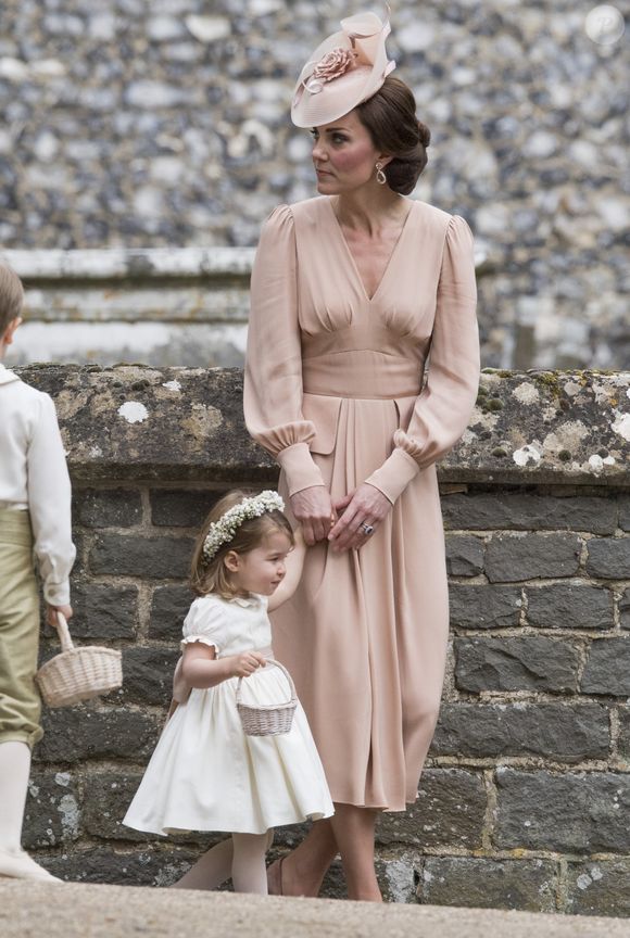 Depuis qu'elle est toute petite, ses tenues sont très souvent accordées à celles de Kate...

Catherine (Kate) Middleton, duchesse de Cambridge et la princesse Charlotte de Cambridge - Mariage de P. Middleton et J. Matthew, en l'église St Mark Englefield, Berkshire, Royaume Uni, le 20 mai 2017.
