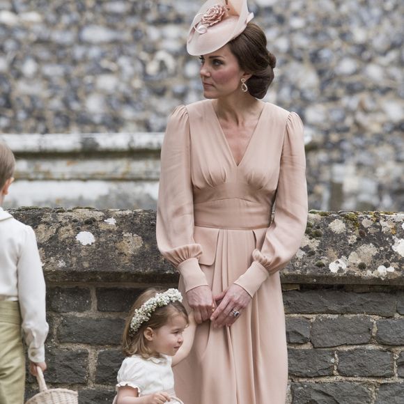 Depuis qu'elle est toute petite, ses tenues sont très souvent accordées à celles de Kate...

Catherine (Kate) Middleton, duchesse de Cambridge et la princesse Charlotte de Cambridge - Mariage de P. Middleton et J. Matthew, en l'église St Mark Englefield, Berkshire, Royaume Uni, le 20 mai 2017.