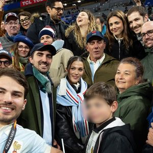Un France-Angleterre pour le Tournoi des Six Nations vécu en famille

Exclusif - Antoine Dupont, Iris Mittenaere, Clément, frère d'A.Dupont, Marie-Pierre Galès, mère de A.Dupont lors du match de rugby du Tournoi des Six Nations France contre Angleterre au Stade de France à Saint-Denis le 14 mars 2026. © AGENCE / BESTIMAGE