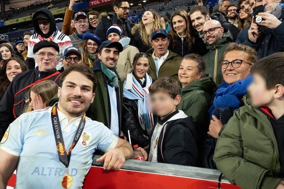 Un France-Angleterre pour le Tournoi des Six Nations vécu en famille

Exclusif - Antoine Dupont, Iris Mittenaere, Clément, frère d'A.Dupont, Marie-Pierre Galès, mère de A.Dupont lors du match de rugby du Tournoi des Six Nations France contre Angleterre au Stade de France à Saint-Denis le 14 mars 2026. © AGENCE / BESTIMAGE