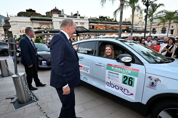 Camille Gottlieb, la fille de la princesse Stéphanie et de Jean Raymond Gottlieb, est au départ du 9ème E-Rallye de Monte-Carlo, en tant que co-pilote de son amie Margaux Grundstein au volant d'une volvo, sur la place du Casino à Monaco, le 15 octobre 2025. © Bruno Bebert / Bestimage