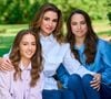 La famille royale de Jordanie compte désormais deux nouveaux membres.

Photo officielle de la reine Rania de Jordanie et ses filles, la princesse Salma, et la princesse Iman. Dana Press / Bestimage