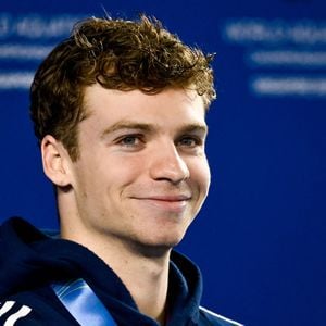 Léon Marchand va retrouver la compétition ce lundi lors des Championnats d’Europe à Paris.

Léon Marchand sur le podium après sa victoire du 200m 4 nages au 22ème Championnat du monde de Natation à Singapour.
Inside/Psnewz/Bestimage