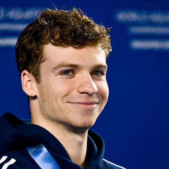 Léon Marchand va retrouver la compétition ce lundi lors des Championnats d’Europe à Paris.

Léon Marchand sur le podium après sa victoire du 200m 4 nages au 22ème Championnat du monde de Natation à Singapour.
Inside/Psnewz/Bestimage