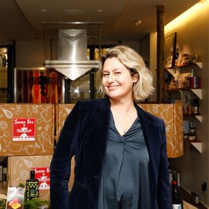 Exclusif - Luana Belmondo lors du lancement de la "Luana Box 2" pour les fêtes de Noël à l'école de cuisine "Cooking Baz'art" à Paris, le 2 décembre 2021. © Marc Ausset-Lacroix / Bestimage