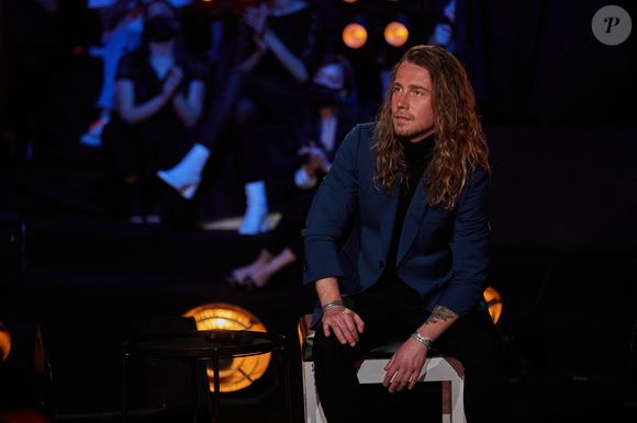 Exclusif - Julien Doré - Enregistrement de l'émission "Allez viens je t'emmène...Au Music Hall" au Studio Gabriel à Paris, qui sera diffusée le 28 mai sur France 3. Le 6 avril 2021 © Cyril Moreau / Bestimage