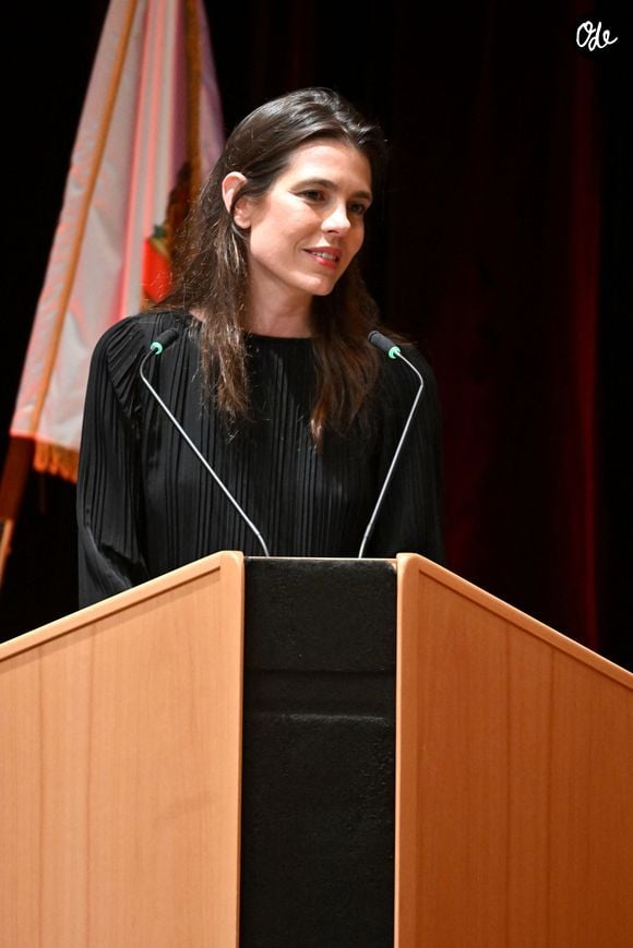 Charlotte Casiraghi s'est confiée sur son enfance dans les colonnes du magazine "Psychologies"

Charlotte Casiraghi, la marraine de la Sûreté Publique, a assisté à la traditionnelle cérémonie de remise des cartes et épaulettes marquant la fin de scolarité des jeunes recrues de la Direction de la Sûreté Publique à l’Auditorium Rainier III, à Monaco, le 22 juin 2026. 
 © Bruno Bebert/Bestimage