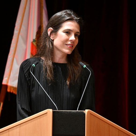 Charlotte Casiraghi s'est confiée sur son enfance dans les colonnes du magazine "Psychologies"

Charlotte Casiraghi, la marraine de la Sûreté Publique, a assisté à la traditionnelle cérémonie de remise des cartes et épaulettes marquant la fin de scolarité des jeunes recrues de la Direction de la Sûreté Publique à l’Auditorium Rainier III, à Monaco, le 22 juin 2026. 
 © Bruno Bebert/Bestimage