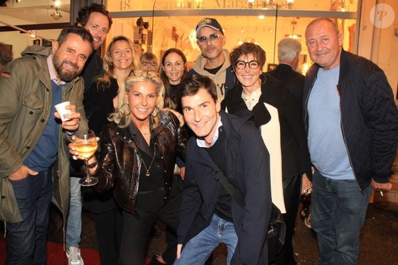 Exclusif - Caroline Margeridon et l'équipe de "Affaire conclue" lors de la Fête des puces de Saint Ouen au Marché Biron 

© Baldini / Bestimage