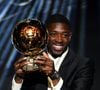 Ousmane Dembélé a été sacré Ballon d'Or.

L'attaquant français du Paris Saint-Germain, Ousmane Dembele, après avoir remporté le Ballon d'Or masculin lors de la cérémonie de remise du Ballon d'Or France Football au Théâtre du Chatelet à Paris. © ABACA