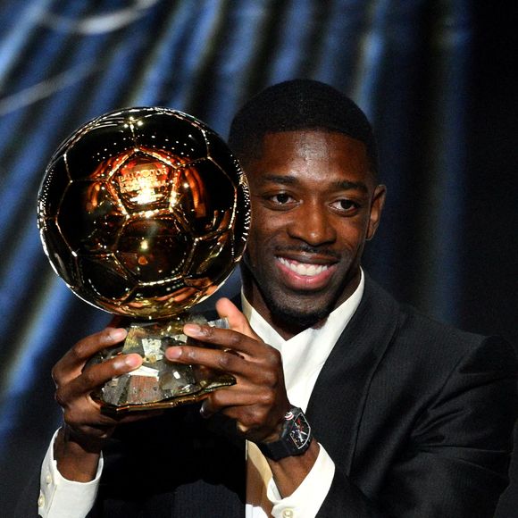 Ousmane Dembélé a été sacré Ballon d'Or.

L'attaquant français du Paris Saint-Germain, Ousmane Dembele, après avoir remporté le Ballon d'Or masculin lors de la cérémonie de remise du Ballon d'Or France Football au Théâtre du Chatelet à Paris. © ABACA